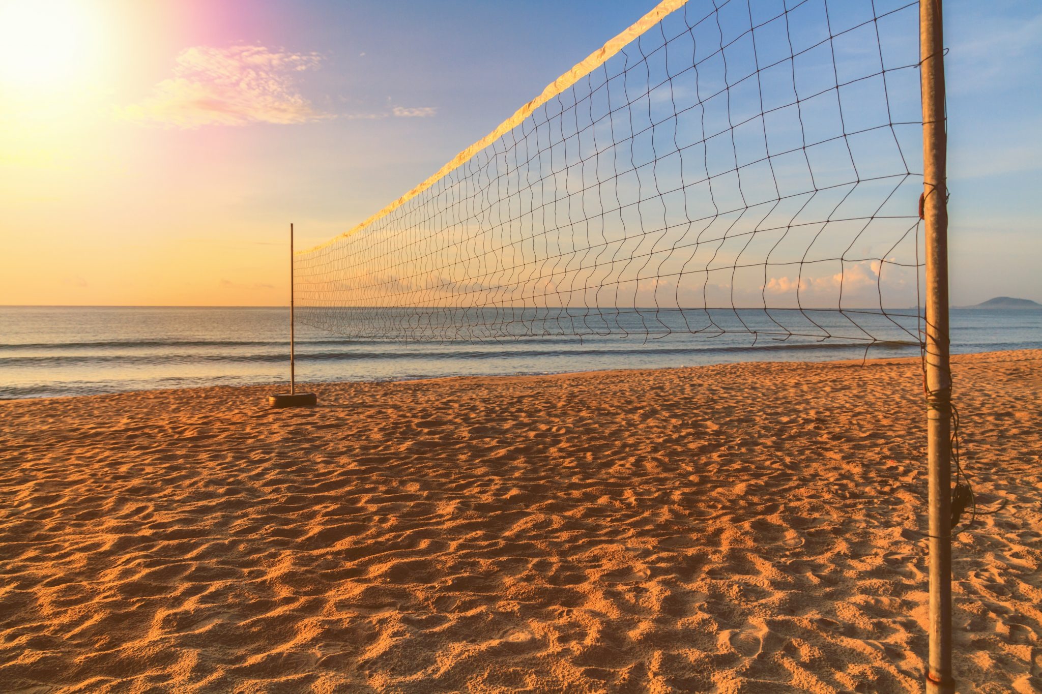 Пляж с сеткой для волейбола